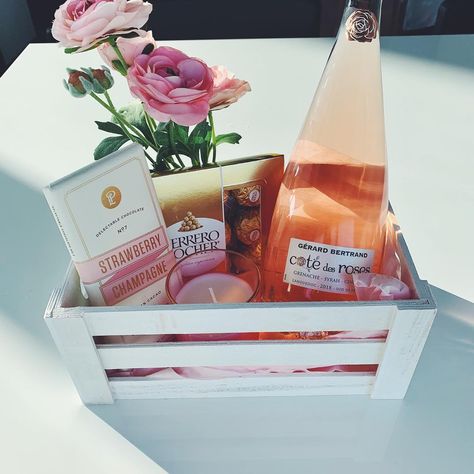 Cheeseboards + Vegetarian on Instagram: “Wine baskets make the best gifts! 🌸🥂🌸#winebaskets #rosewine #gerardbertrand #flowers #pinkflowers #strawberrychampagne #ferrerorocher…” Rose Wine Gift Basket Ideas, Wine Prize Basket, Diy Winery Party, Wine And Flowers Gift, Birthday Wine Basket, Wine Basket Gift Ideas, Wine Basket Ideas, Rose Gift Basket, Girly Gift Baskets