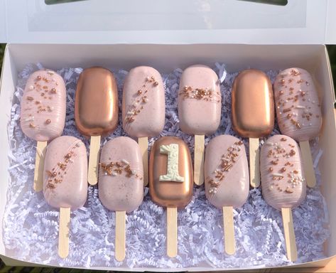 Rose Gold Cakesicles, Gold Cakesicles, Cakesicles Ideas, Popsicles Cake, Cake Popsicles, Chocolate Covered Strawberries Bouquet, Cake Pop Decorating, Elegant Birthday Cakes, Hot Chocolate Marshmallows