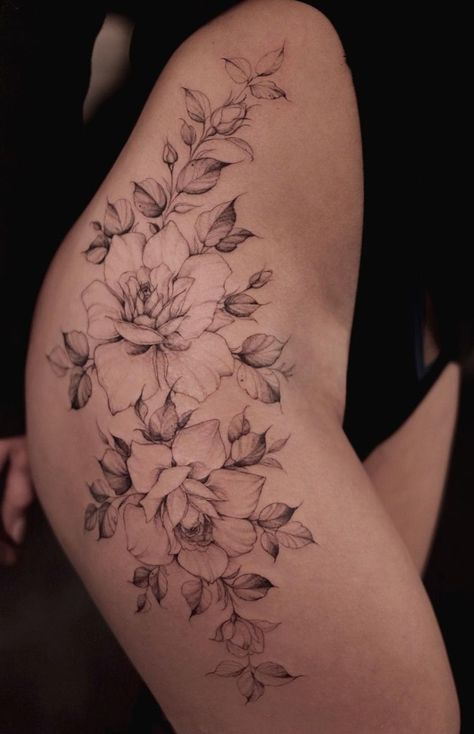 Chic & Sexy Hip Tattoos Tattoo Bein Frau, Floral Hip Tattoo, Flower Hip Tattoos, Hip Tattoo Designs, Side Thigh Tattoos, Tato Minimal, Floral Thigh Tattoos, Flower Thigh Tattoos, Hip Thigh Tattoos