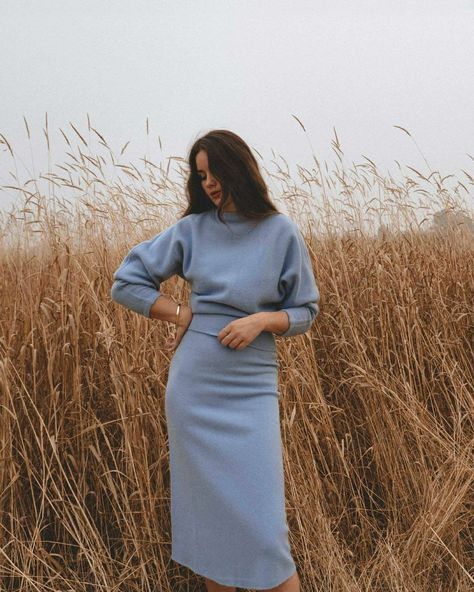 Sarah Christine, Blue Wool Sweater, Sarah Butler, Casual Chique Stijl, Simple Fall Outfits, Fall Wear, Looks Street Style, Wool Skirt, Mode Inspo