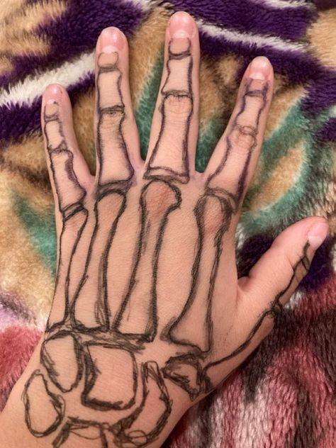 Skeleton Hand Easy On Hand, Easy Skeleton Hand Drawing On Hand, Things To Draw On Your Hand When Bored, Skeleton Hand Drawing Tutorial Easy, Skull Hand Drawing On Hand, Skeleton On Hand Drawing, Hand Skull Drawing, Scelotin Hand Drawing, How To Draw A Skeleton Hand On Your Hand