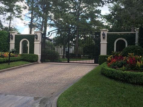 Bloxburg Gate Entrance Ideas, Fort Layout, Door Decorations Bedroom, Driveway Entrance Landscaping, Estate Gates, Fall Home Decor Ideas, Fall Decorating Ideas, Driveway Design, Entrance Gates Design