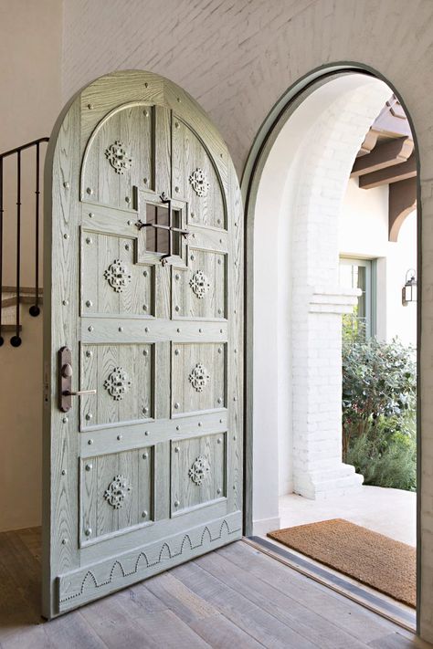 Unique Front Doors, Idea Bedroom, Spanish Home Decor, Decor Plants, Spanish Style Home, Cool Doors, Spanish Style Homes, Door Design Interior, Aesthetic White