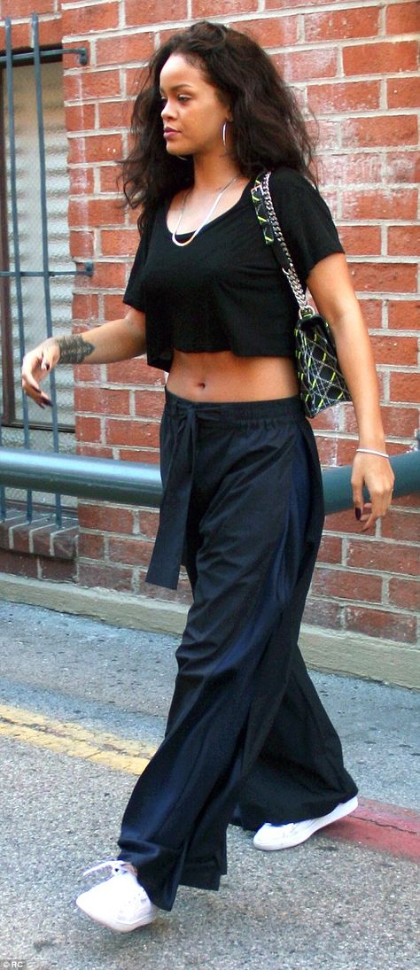 Abs-olutely fabulous: The star showed off her toned stomach in a cropped t-shirt paired wi... Rihanna Casual, Rihanna Tumblr, Baggy Crop Top, Rihanna Show, Toned Stomach, Casual Pants Style, Baggy Trousers, Rihanna Fenty, Out And About