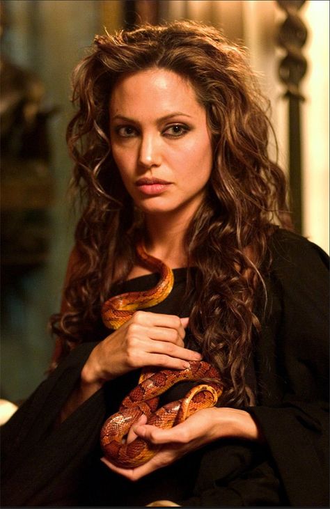 Angelina Jolie’s Best Roles — Photos Angelina Jolie Alexander The Great, Angelina Jolie Alexander, Alexander 2004, 1990s Women, John Voight, Angelina Jolie Movies, Long Weave Hairstyles, Long Weave, Angelina Jolie Photos