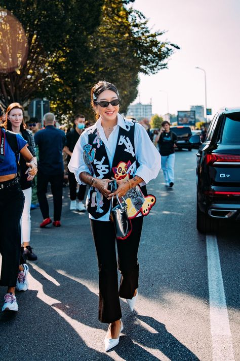 The Best Street Style at Milan Fashion Week Spring 2022 | Vogue Spain Street Style, 2022 Street Style, Peggy Gou, 2020 Street Style, Fashion Show Backstage, Belle Silhouette, Reportage Photography, Vogue Spain, Street Style Summer