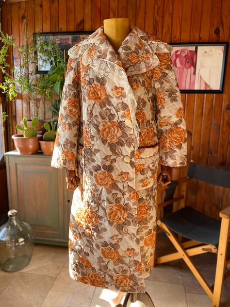 Quilt Dress, House Coat, Gown Vintage, Roses Print, Beautiful Sweater, Quilted Coat, 1940s Fashion, Womens Robes, Dressing Gown