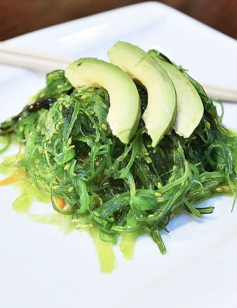 How to Make Healthy Asian Seaweed Salad - clean cuisine Costco Seaweed, Dr Oz Recipes, Wakame Salad, Teriyaki Stir Fry, Tomato Nutrition, Sea Vegetables, Matcha Benefits, Coconut Health Benefits, Nutrient Dense Food