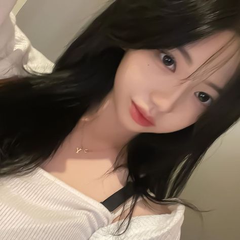 Korean Picture, Korean Photo, 사진 촬영 포즈, Uzzlang Girl, Cute Selfie Ideas, Medium Length Hair Cuts, Pretty Selfies, Selfie Poses, Korean Makeup