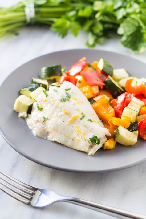 Low FODMAP Lemon Cod Sheet Pan Meal Lemon Cod, Mediterranean Veggies, Recipes Low Fodmap, Fodmap Lunch, Clean Dinner Recipes, Fodmap Diet Recipes, Leftover Chicken Recipes, Gluten Free Sides, Low Fodmap Diet