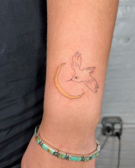 $CREAMS 🌾🐛🕯 on Instagram: "a bird as big as the moon in my dreams tonight :) . . . . . . . . #handpoke #handpoketattoo #berlintattoo #berlintattooers #berlintattooartist #berlintattoos #handpokers #handpokedtattoos" Moon And Bird Tattoo, Hand Poked Tattoo, In My Dreams, Bird Tattoo, Hand Poke, Birds Tattoo, Moon Tattoo, Infinity Tattoo, Tattoo Artists