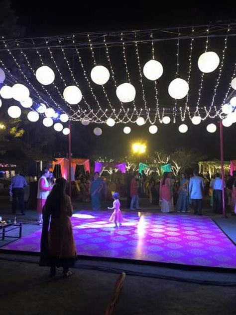 dance floor Dj Ideas For Wedding, Sangeet Dance Stage, Dj Night Decoration, Roka Decoration, Sangeet Theme Ideas, 25th Anniversary Decor, Wedding Dj Booth, 25th Anniversary Decorations, Floral Backdrop Wedding