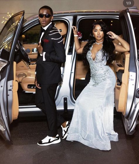 Prom Ideas Men Aesthetic, Silver And Black Prom Suit, Silver Prom Couple, Silver Prom Suit Black Men, Silver Prom Ideas Black Couples, Stud Prom Outfit, Silver Prom Dress Black Couple, Silver Prom Black Couple, Stud Prom