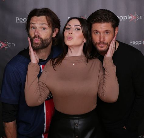 J2 Photo Op, Convention Photo Op Ideas, Daneel Ackles And Jensen Ackles, Supernatural Photo Op J2, Jensen Ackles Selfie, Jensen Ackles Photo Op Fans, Jensen Ackles Directing, Supernatural Convention, Photo Op