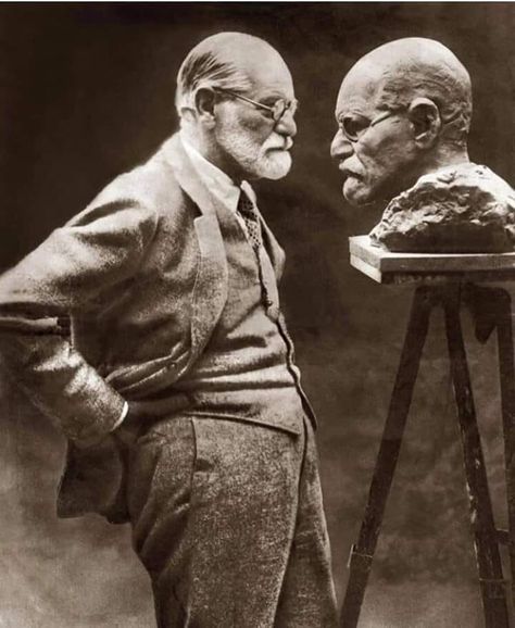 Sigmund Freud in front of his bust executed by Sculptor Oscar Nemon (1905-1985) Vienna, 1931 John Heartfield, Mad Scientists, Poster Book, Card Frame, Sigmund Freud, Carl Jung, Philosophers, Music Print, Moleskine