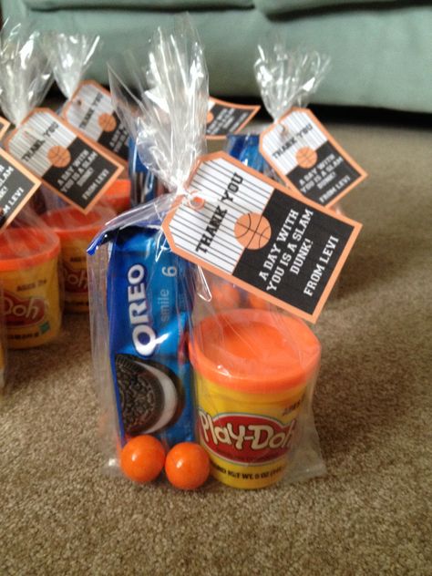 Basketball party favor with play dough, gum balls and slam dunk Oreos. Printable tag: https://www.etsy.com/listing/97743925/basketball-party-instant-download-full Basketball Team Treats, Basketball Snacks, Basketball Treats, Team Treats, Basketball Party Favors, Sports Snacks, Basketball Team Gifts, Team Snacks, Basketball Theme Party