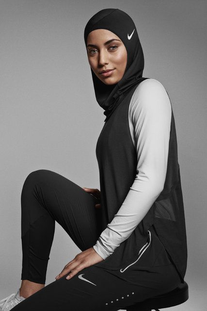 The sports-specific head covering, a response to the growing number of female Muslim athletes, will hit the market in spring 2018. Hijab Sport Outfit, Nike Hijab, Hijabi Mode, Modest Workout Clothes, Hijab Stile, Modest Workout, Hijab Sport, Sports Hijab, Modest Activewear