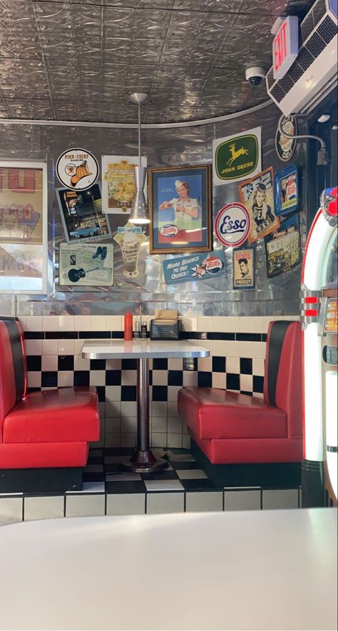 Old Burger Restaurant, Fastfood Restaurant Aesthetic, Old School Coffee Shop, Retro Restaurant Aesthetic, 90s Restaurant Aesthetic, Old Restaurant Aesthetic, Burger Restaurant Design Interiors, 90s Coffee Shop, Old School Aesthetic 90s