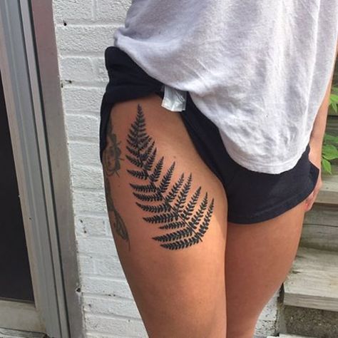 pinterest / lilyxritter Biology Tattoo, Fern Tattoo, Tattoo Nature, Tattoo Zeichnungen, 1 Tattoo, Maori Tattoo, Music Tattoos, Hip Tattoo, Arm Tattoos For Guys