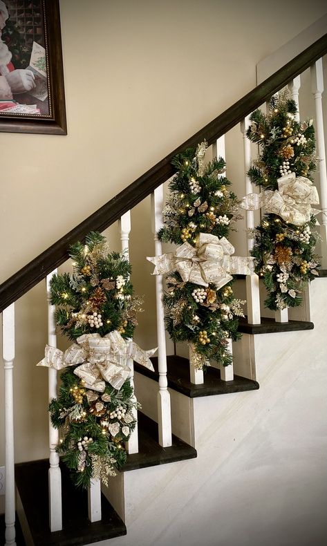 Christmas Staircase Swags, Golden Christmas Decorations, Christmas Decor Stairs, Foyer Christmas Decor Entryway, Stair Railing Christmas Decorating Ideas, Stairs Christmas Decorations, Christmas Staircase Decor Banisters, White Gold Christmas Decor, Staircase Christmas Decor Railings