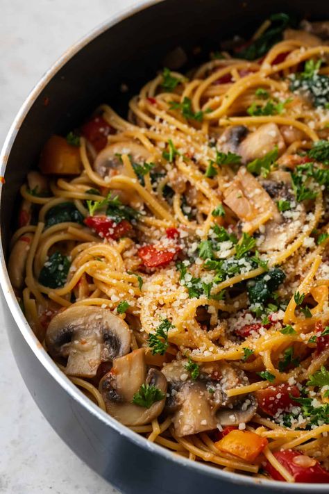 Vegetarian spaghetti with mushrooms, spinach and tomatoes makes an easy, healthy one-pot pasta dinner that’s ready in 25 minutes! Meals With Spinach Dinners, Vegetarian Dinner Recipes Easy, Healthy Dinner With Mushrooms, Mushroom Spinach, Pasta Recipe Vegetarian, Oil Based Pasta, Veggie Spaghetti Recipes, Veggie Pasta Dishes, Easy Fall Pasta Recipes