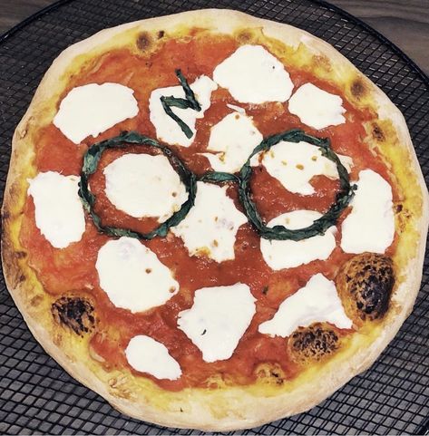 Harry Potter margherita pizza Harry Potter Pizza, Harry Potter Theme Food, Pizza Toppings Ideas, Harry Potter Party Food, Harry Potter Themed Food, Themed Dinners Ideas, Store Bought Dough, Harry Potter Dinner, Harry Potter Watch