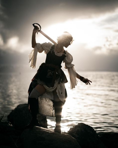 Pirate Photoshoot Ideas, Blonde Pirate Woman, Girl Pirate Aesthetic, Pirate Astethic, Pirate Princess Aesthetic, Pirate Girl Aesthetic, Fantasy Pirate Aesthetic, Pirate Photoshoot, Dark Pirate