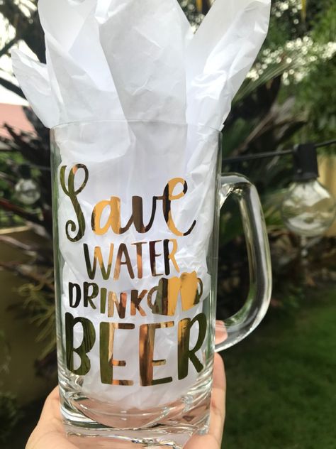 Personalized beer mug with vinyl sticker  #diy #handcrafted #crafts #cricutmade #usa #aesthetic #crochet #tiktok #decalsstickersvinylart Beer Cup Vinyl Ideas, Beer Mug Vinyl Ideas, Beer Mug Cricut Ideas, Vinyl Cup Ideas For Men, Beer Mug Designs, Beer Cup Design, Beer Cups Vinyl, Diy Beer Mug, Beer Glasses Vinyl