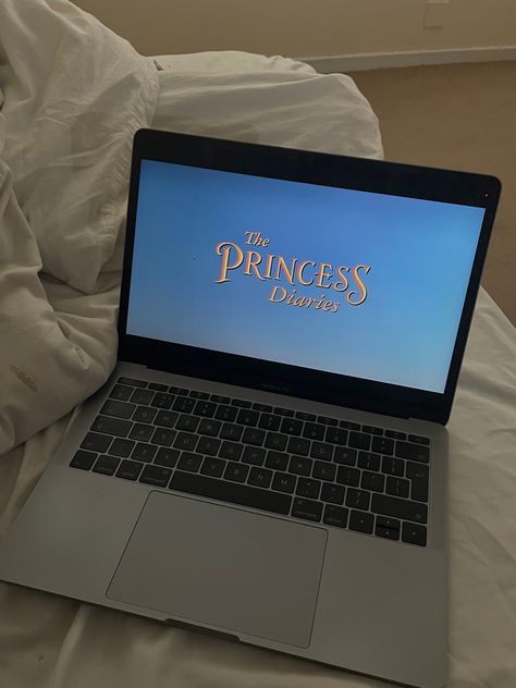 Princess Diary Aesthetic, Watching Disney Movies Aesthetic, Mia Thermopolis Aesthetic, Princess Diaries Wallpaper, Watch Movie Aesthetic, The Princess Diaries Aesthetic, Disney Movies Aesthetic, Disney Movie Aesthetic, Watching A Movie Aesthetic