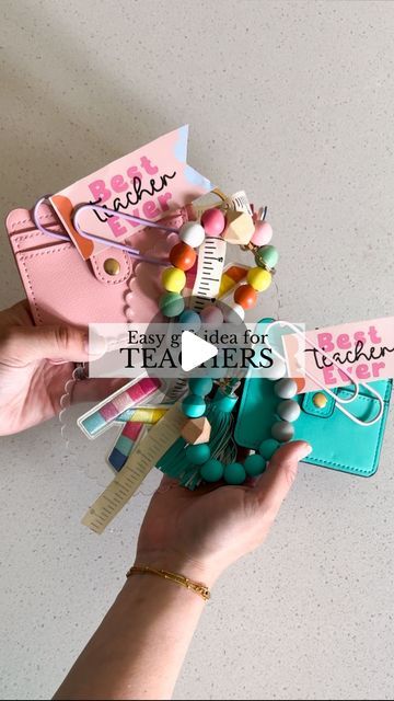 Sierra Miller | Content Creator on Instagram: "Teacher gift idea to kick off the school year 🍎 I had to reshare this fun way to spruce up a giftcard! All items from @hobbylobby 🛍️ Printable from @threadmama_story  . . . . .  #teachergift #teachergifts #teachergiftideas #backtoschool #backtoschool2024 #teachergiftidea #teacherappreciationweek #teacherappreciationday #teacherappreciationgift #teacherappreciationgifts #hobbylobby #hobbylobbyfinds" Teachers Day Ideas Gift, Gifts For Mentor Teacher, Teacher Birthday Gifts From Students, Teacher Gift Basket Ideas, Trader Joe’s Teacher Gifts, Teacher Basket Ideas, Teacher Day Gifts Ideas, Gifts For Teschers Birthday, Teacher Supply Gift Basket