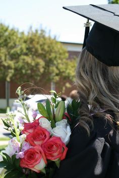 Graduation Cap And Gown Aesthetic, Graduation Pics With Flowers, Graduation Poses With Flowers, Highschool Graduation Pictures Aesthetic, Ged Graduation Pictures, Graduation Pictures With Flower Bouquet, Graduation Day Photo Ideas, Graduation Asethic, Flower Graduation Pictures