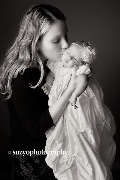 Love the idea of taking a photo with baby in her christening gown! Christening Photoshoot, Christening Photography, Baptism Pictures, Baptism Photography, Christening Photos, Baptism Photos, Christening Ideas, Blessing Dress, Kind Photo