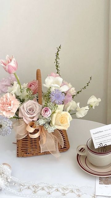 Flower Gift Box Design, Flower Arrangements In A Basket, Flower Giveaway Ideas, Easter Flower Bouquet, Korean Florist, Easter Flower Basket, Flower Gift Basket, Flower Basket Arrangement, Box Flower Arrangement