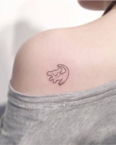 Simba Disney Inspired Tattoos, Lion King Tattoo, Tattoo Disney, King Tattoos, Inspiration Tattoos, Geniale Tattoos, Dream Tattoos, Disney Tattoos, Little Tattoos