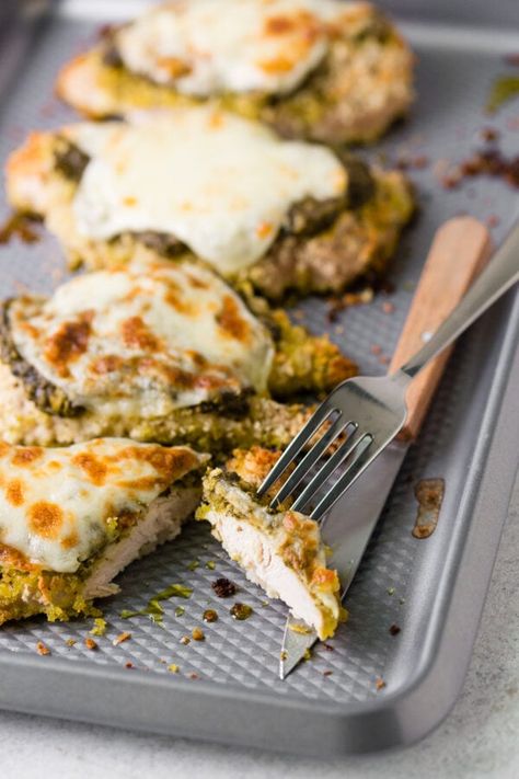 This EASY Pesto Chicken is a flavor packed baked chicken breast recipe that only requires 4 ingredients and 5 minutes of prep time! This quick dinner idea will be on permanent rotation in your house! #cookiesandcups #pestochicken #chickenrecipe #chickendinner #chickenbreasts #bakedchicken #dinnerrecipe Easy Pesto Chicken, Pesto Chicken Breast, Quick Meals To Make, Baked Pesto Chicken, Chicken Pesto Recipes, Quick Chicken Recipes, Chicken Breast Recipe, Quick Chicken, Homemade Pesto