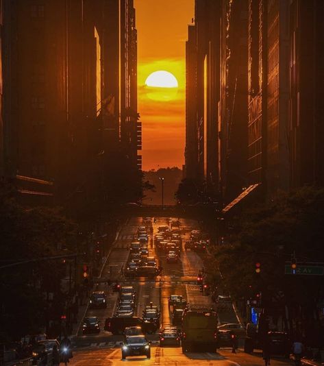 Manhattan Henge, Harry's House, City Vibes, Playlist Covers, City Vibe, Graphic Wallpaper, Sunset Photos, Big City, Photo Inspo