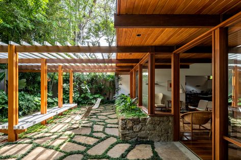 Gallery of Thompson Hess House / Felipe Hess Arquitetos - 2 Mid Century Pergola, Mid Century Modern Patio, Modern Courtyard, Midcentury House, Mcm House, Modern Pergola, Pergola Attached To House, Rustic Stone, Modern Backyard