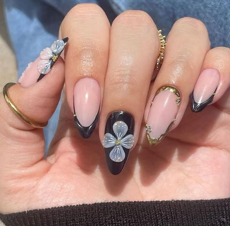 Chic Nails Elegant, Black Nails Gold, Dreamy Gradient, Flower Nail Design, Sophisticated Nails, Subtle Ombre, Flower Nail Designs, Seasonal Nails, Glamorous Nails