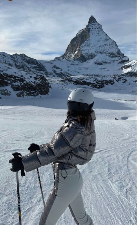 #ski #skipants #skipantswomen #skiing #winter #snowboarding Aspen Trip, Ski Trip Aesthetic, Mode Au Ski, Ski Fits, Ski Pics, Ski Trip Outfit, Ski Pictures, Skiing Aesthetic, Ski Aesthetic