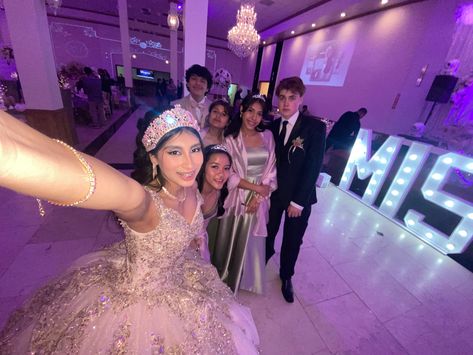 Pink Quince Photoshoot, Quince Aesthetic Party, Quinceanera Aesthetic Party, Quince After Party Dress, Quince Photoshoot Ideas With Court, Quinceanera Court Pictures, Quinceanera Picture Ideas, Baile Sorpresa Outfits Quinceanera, Xv Aesthetic