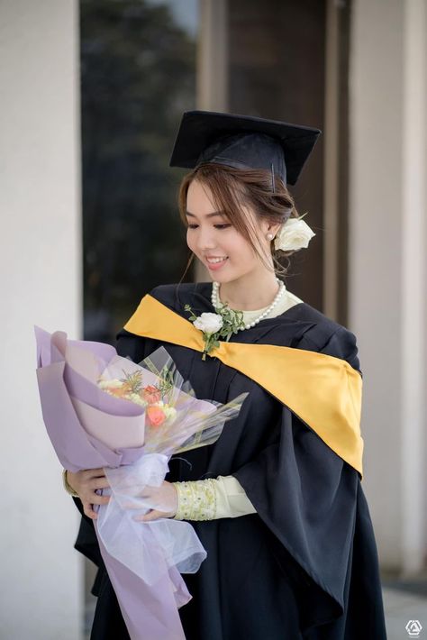 Graduation Myanmar, Phoenix Painting, Graduation Outfit Ideas, Burmese Dress, Beautiful Party Dresses, Myanmar Art, Apple Photo, Wedding Photo Studio, Graduation Photography Poses