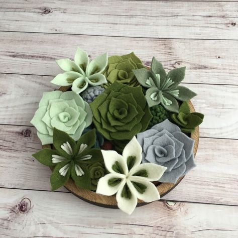 Paper Succulents, Cactus Craft, Felt Succulents, Felt Flower Wreaths, Felt Flowers Diy, Felt Wreath, Felt Crafts Diy, Diy Felt, Cactus Y Suculentas