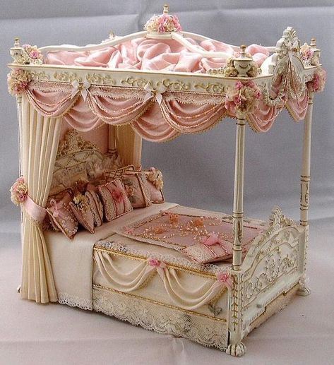 Beautiful ♥ Fabric Tutorial, Dollhouse Bed, Dollhouse Bedroom, Mini Doll House, Doll House Crafts, Victorian Dollhouse, Dolls House Interiors, Doll Beds, Victorian Dolls