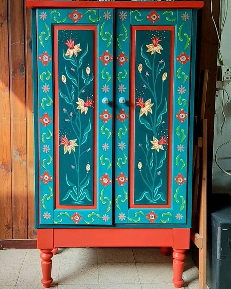 Artsy Furniture Painting, Painted Flower Furniture, Funky Painted Cabinets, Boho Cabinets Kitchen, Hand Painted Cabinet Ideas, Hand Painted Folk Art Furniture, Folk Art Furniture Painting Ideas, Swedish Painted Furniture, Folk Art Dresser