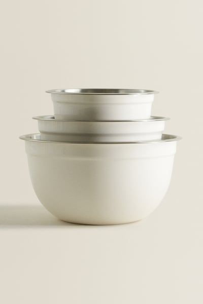 Serving bowls with lids