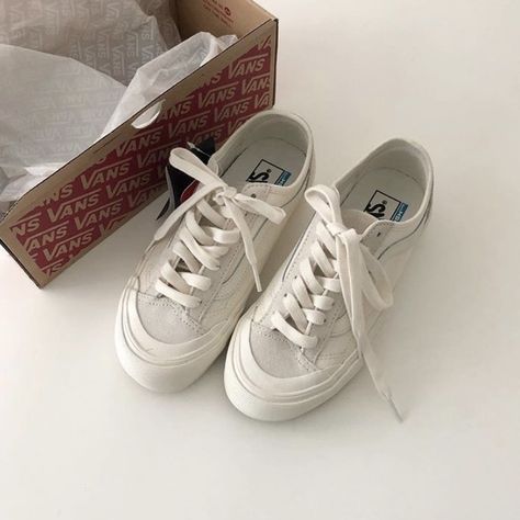 Autumn Summer Outfits, Light Academia Shoes, Aesthetic Korean Fashion, Dark Light Academia, Tan Vans, Shoes Minimalist, Aesthetic Japanese, Minimalist Sneakers, Light Academia Aesthetic