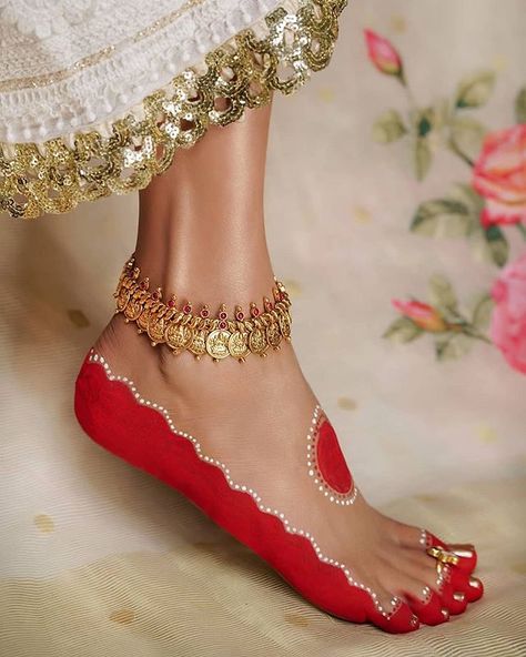 Beautiful Alta design for bridal feet | Payal by Mortantra | Concept by Aanal Savalia | Photo by Deep Joshi | Foot henna ideas | Red alta | Anklets for brides | South Indian style jewellery | Bengali bride | Statement jewellery | #wittyvows #anklets #foothenna #bridal #trending #trendingnow #bride #indianbride #bengali #gettingmarried #tattoos #southindianjewellery #bridal #bridaljewelry #now Anklets Indian, Bridal Anklet, Bengali Bridal Makeup, Bengali Bride, Anklet Designs, Bengali Wedding, Antique Jewellery Designs, Offbeat Bride, Indian Bridal Fashion