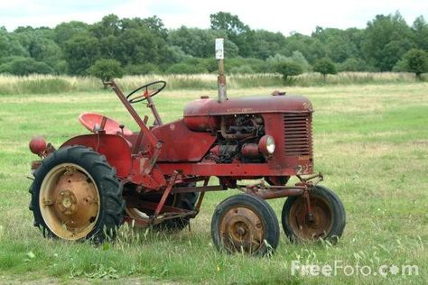 Tractor Pictures, Farmall Tractors, Old Tractor, Tractor Pulling, Old Farm Equipment, Red Tractor, Antique Tractors, Old Tractors, Vintage Tractors