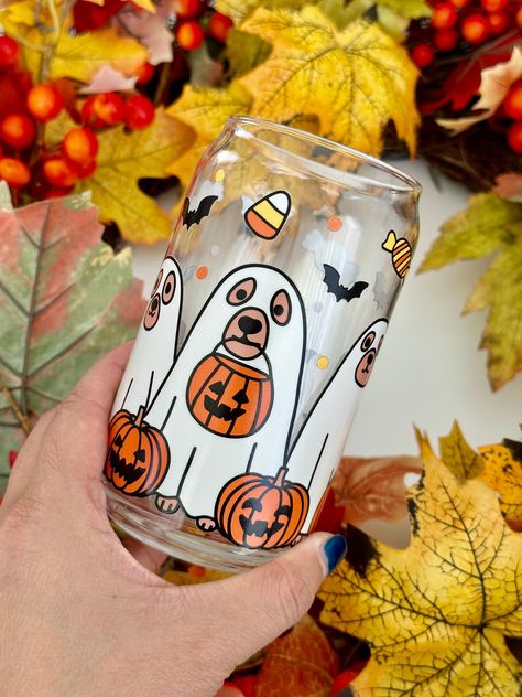 Cup Decal Ideas, Glass Cups With Vinyl Cute Ideas Fall, Fall Glass Cups Vinyl, Soda Cocktails, Halloween Beer Glass Cups, Glass Cups With Vinyl Halloween, Pup Cup, Ghost Glass Cup, Dulces Halloween