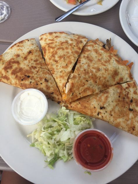 Cheese Quesadilla Aesthetic, Quesadilla Aesthetic, Homemade Quesadillas, Snacks Homemade, Tasty Snacks, Quesadilla Recipes, Food Babe, Food Pics, Food Therapy